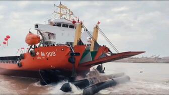 鏟車助推8200噸散貨船“遠景發展”氣囊上排下水吉水接水順利#氣囊下水#船舶下水#船用氣囊#散貨船下水#遠景發展