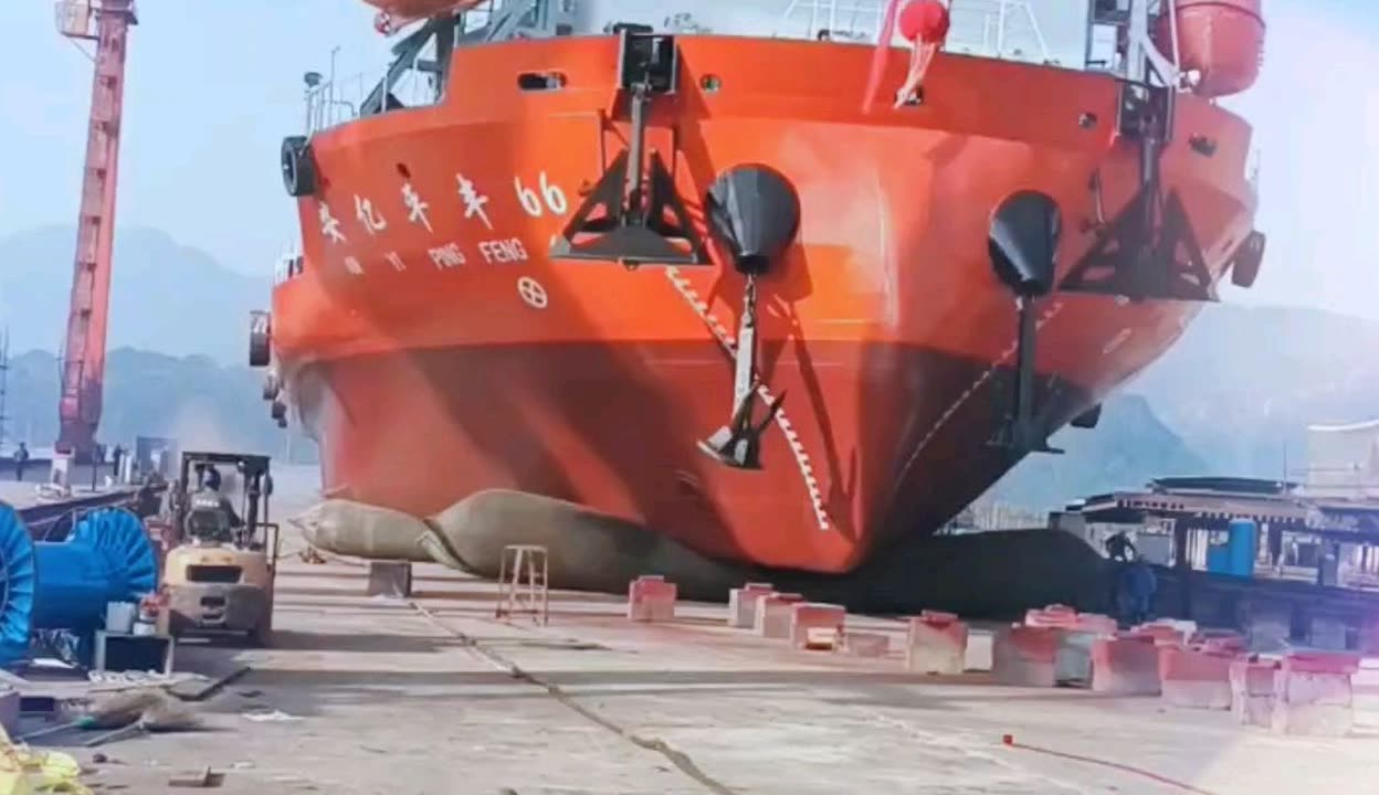 祝賀臺州楓葉船廠“安億平豐”船氣囊上排下水吉水接水順利